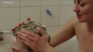 Naked mother washes her little son - Paul et Virginie (2014) - img #2