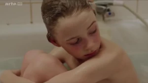 Naked mother washes her little son - Paul et Virginie (2014) - img #3