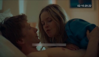 Ellie Bamber - Moss online