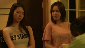 Han Ga-hee and Seo Won in a living room, scene from I Don't Like Younger Men (2017)